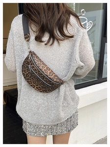 Detail der Crossbody-Tasche mit Leopardenmuster, Doppelreißverschluss und Gurt