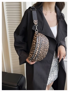 Detailansicht der Brusttasche mit Leopardenmuster und silbernen Reißverschlüssen