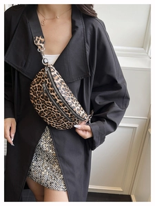 Detail einer trendigen Brusttasche mit Leopardenmuster, getragen von einem Model
