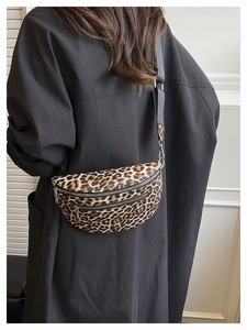 Detail der Brusttasche mit Leopardenmuster, Doppelreißverschlüssen und breitem Gurt