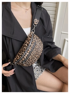 Nahaufnahme der Brusttasche mit Leopardenmuster, Silber-Reißverschluss und Gurt