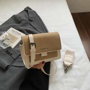 Piccola borsa quadrata beige a contrasto con tracolla larga e stampa moda set di vita