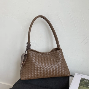 Borsa a spalla intrecciata marrone scuro con texture in pelle fine e stile vintage
