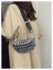 Nahaufnahme der Brusttasche mit Leopardenmuster und Reißverschlüssen auf dem Trenchcoat