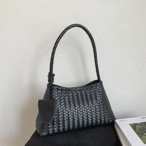 Borsa hobo nera in pelle intrecciata con tracolla annodata e mini borsellino rimovibile