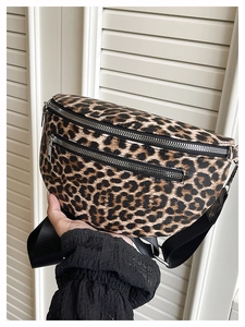 Detailansicht der Bauchtasche mit Leopardenmuster, Doppelreißverschluss und Nylongurt