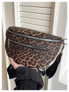 Detailansicht der Bauchtasche mit Leopardenmuster, Silberreißverschlüssen und Gurt