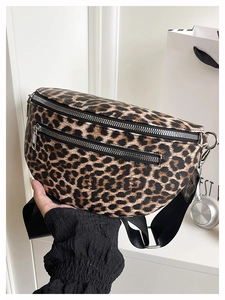 Detailansicht der Bauchtasche mit Leopardenmuster, Doppelreißverschluss und Gurt