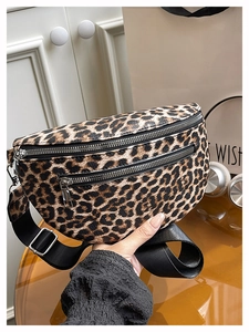 Detailansicht der modischen Brusttasche mit Leopardenmuster und silbernen Reißverschlüssen
