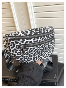 Detail der Brusttasche mit Leopardenmuster, Doppelreißverschluss und Nylonriemen