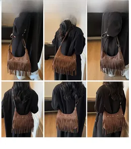 Braune Umhängetasche aus Wildlederimitat mit Sternnieten und Fransen im Boho-Stil