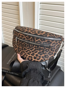 Detail der Bauchtasche mit Leopardenmuster, doppelten Silber-Reißverschlüssen und Gurt