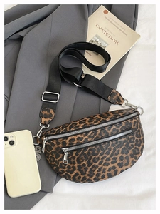 Detail der Brusttasche mit Leopardenmuster, Doppelreißverschluss und breitem Gurt auf Sakko