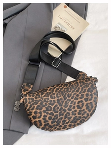 Draufsicht der Muscheltasche mit Leopardenmuster und verstellbarem schwarzem Schultergurt