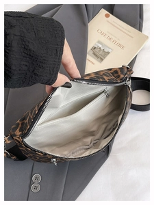 Detailansicht der Bauchtasche mit Leopardenmuster, Fischgrätfutter und Reißverschlussfach