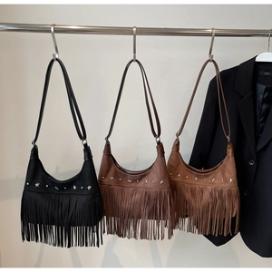 Detailansicht böhmischer Hobo-Taschen mit Fransen und Sternnieten in drei verschiedenen Farben