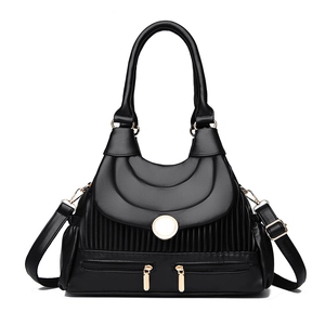 Sac à main noir plissé minimaliste avec boucle dorée et bandoulière réglable pratique