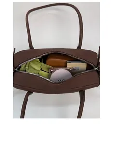 Vue intérieure du sac Boston marron montrant la capacité pour parapluie et cosmétiques