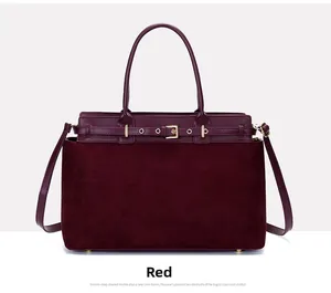 Nahaufnahme der burgunderroten Tasche mit Leder-Wildleder-Mix und goldener Schnalle