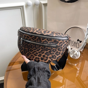 Schicke Brusttasche mit Leopardenmuster, silbernen Reißverschlüssen und Gurtband