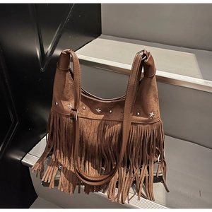 Detaillierte Nahaufnahme der braunen Wildleder-Hobo-Tasche mit Fransen und Sternnieten