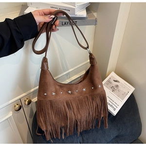 Detail einer braunen Wildledertasche mit langen Fransen und silbernen Sternnieten