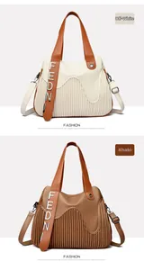 Détail de sacs fourre-tout rayés en beige et kaki avec une finition plissée élégante