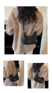 Détail du sac hobo noir en croissant avec boucle à nœud et lanière croisée stylée