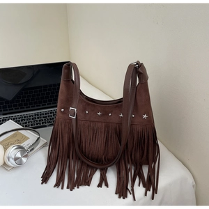 Nahaufnahme der braunen Wildledertasche mit langen Fransen und silbernen Sternnieten