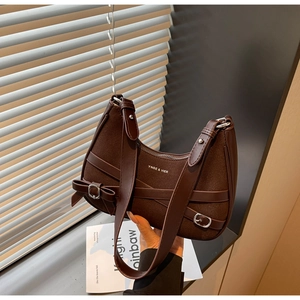 Détail du sac bandoulière vintage marron avec patchwork en cuir et boucle en métal argenté