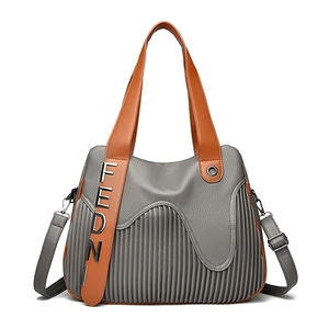 Sac cabas en cuir grainé gris avec anses orange contrastées et breloque FEDN en métal