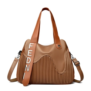 Sac fourre-tout élégant en cuir tan avec plis verticaux et bandoulière FEDN