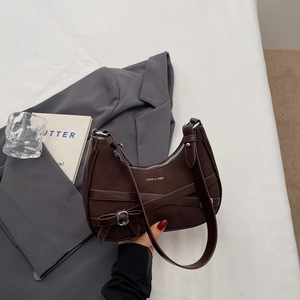 Sac bandoulière marron en forme de croissant avec coutures en daim et zip argenté