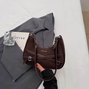 Sac bandoulière en daim marron foncé avec lanières croisées et boucle argentée