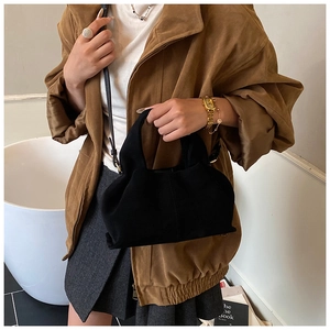 Sac nuage en daim noir minimaliste avec poignée et bandoulière réglable pour femme