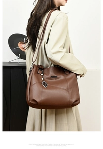 Détail du sac cabas marron foncé en similicuir grainé avec pendentif feuille et perle