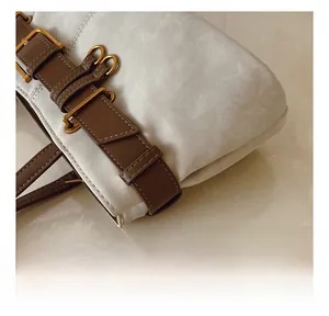 Vue macro détaillée des coutures de qualité et des boucles en bronze sur un sac à bandoulière