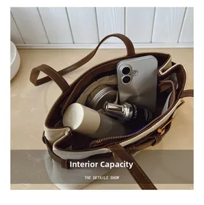Vue intérieure montrant la grande capacité du sac cabas bicolore avec divers essentiels
