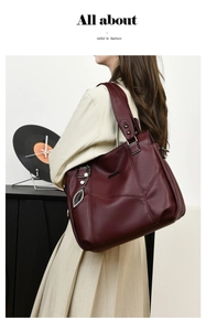 Détail du sac cabas bordeaux en cuir grainé avec pendentif feuille et perle argentée
