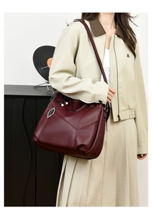 Détail du sac cabas bordeaux en PU avec texture litchi et pendentif feuille en métal
