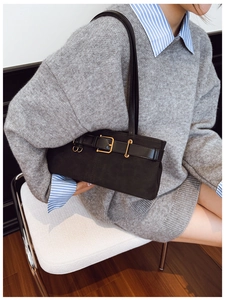 Détail du sac porté épaule noir en cuir mat avec boucle en métal doré poli