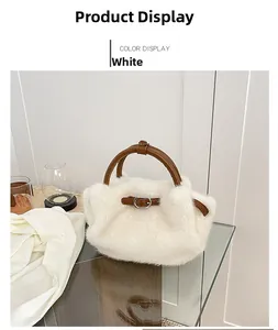 Detail der weißen Kunstpelz-Handtasche mit dunkelbraunen Ledergriffen und Ringschnalle