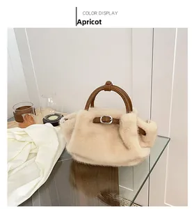 Detailansicht der aprikosenfarbenen Plüschtasche mit braunem Ledergriff und Schnallen