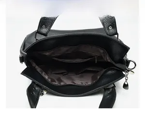 Vue intérieure du sac cabas en cuir PU noir avec poches et doublure foncée