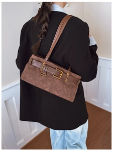 Sac sous le bras en daim marron avec boucle de ceinture vu de dos sur modèle