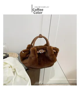 Detail einer kaffeebraunen Plüschhandtasche aus Kunstpelz mit Lederband und Schnalle
