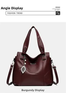 Détail du sac en cuir PU bordeaux avec grain litchi, pendentif feuille et perle