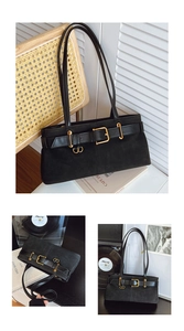 Détail du sac porté épaule en daim noir avec boucle dorée sur fond minimaliste