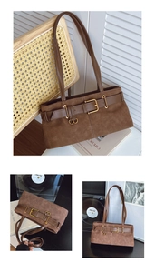 Détail du sac à bandoulière marron vintage avec boucle de ceinture et garniture dorée