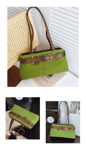 Détail du sac sous le bras en daim vert avec boucle en cuir marron et finitions dorées